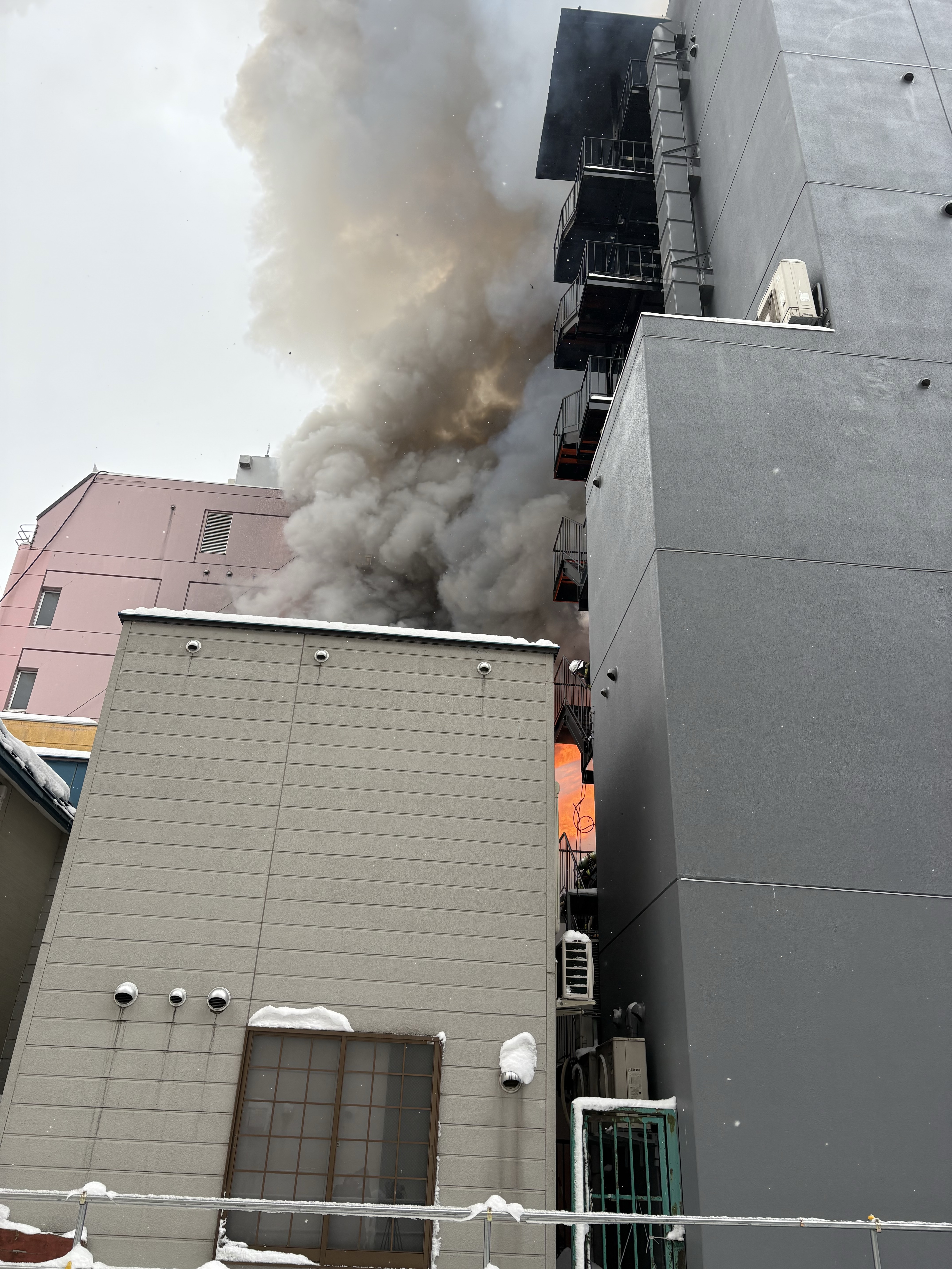 雑居ビルからは激しい煙が噴き出していた