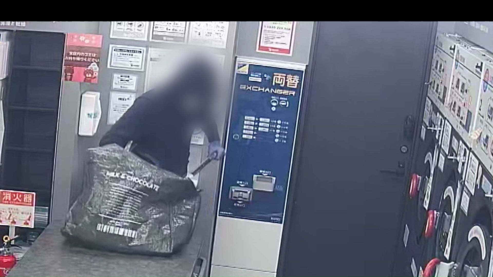 バッグからバールのような工具を取り出す（防犯カメラの映像）