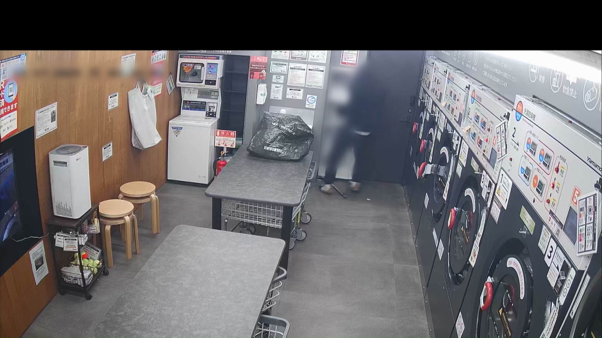 両替機の扉が開く(防犯カメラの映像)