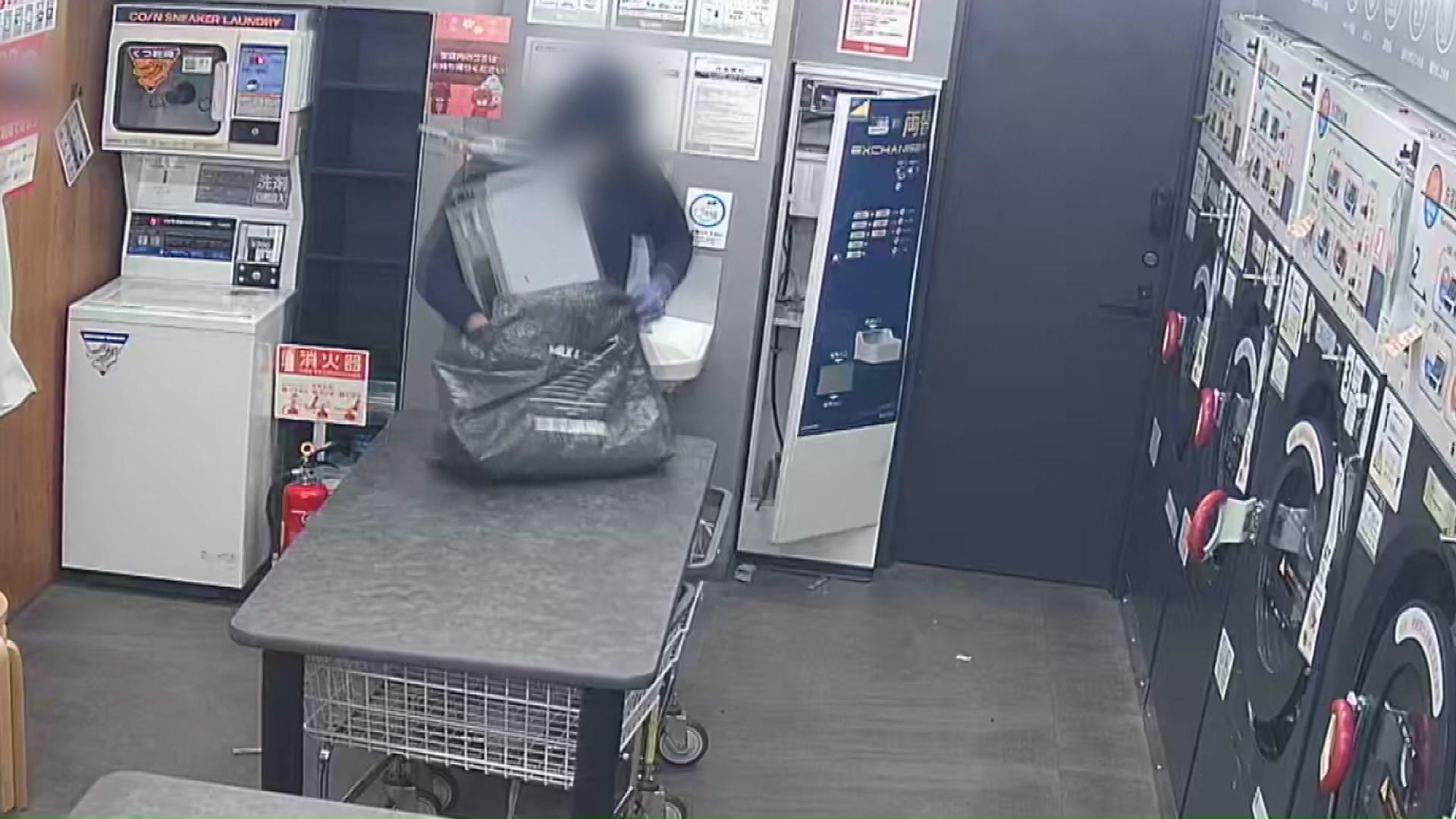 両替機の一部ごと持ち去る(防犯カメラの映像)