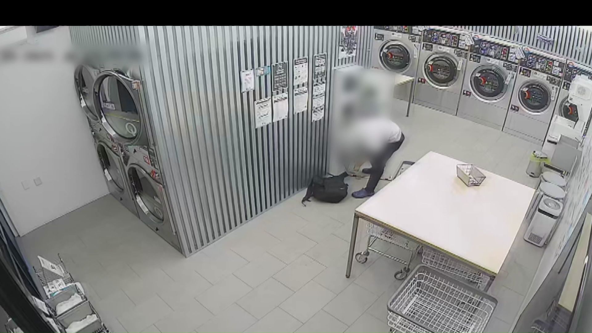 清田区の系列店でも両替機が壊され現金が盗まれた(2025年4月の防犯カメラの映像)