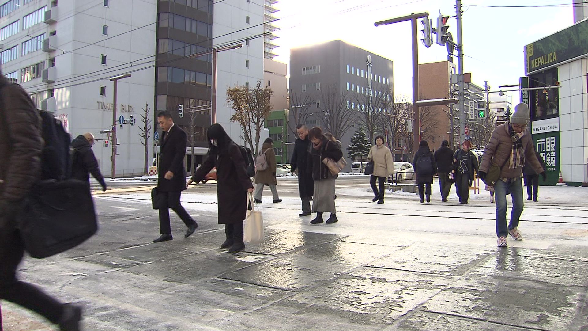 路面が凍結した札幌中心部の道路