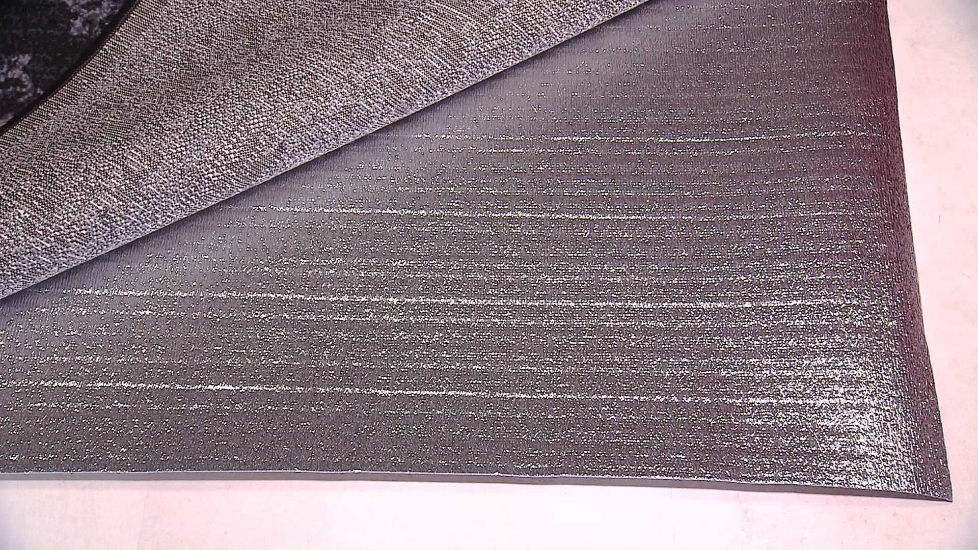 カーペットの下にアルミシート?