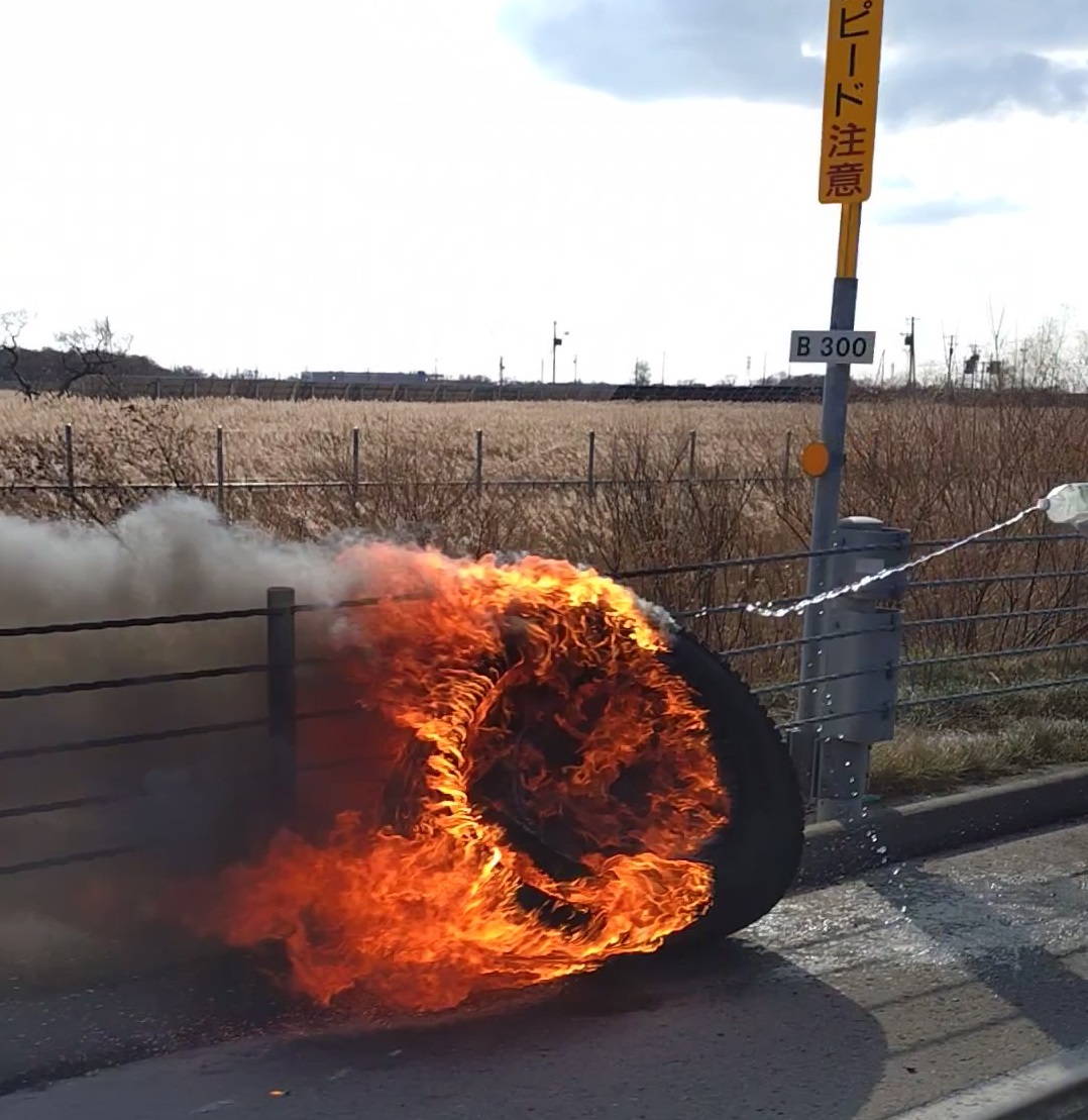 脱落して燃えるタイヤ(撮影:視聴者)