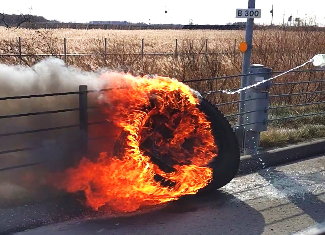 炎上するタイヤ(撮影:視聴者)