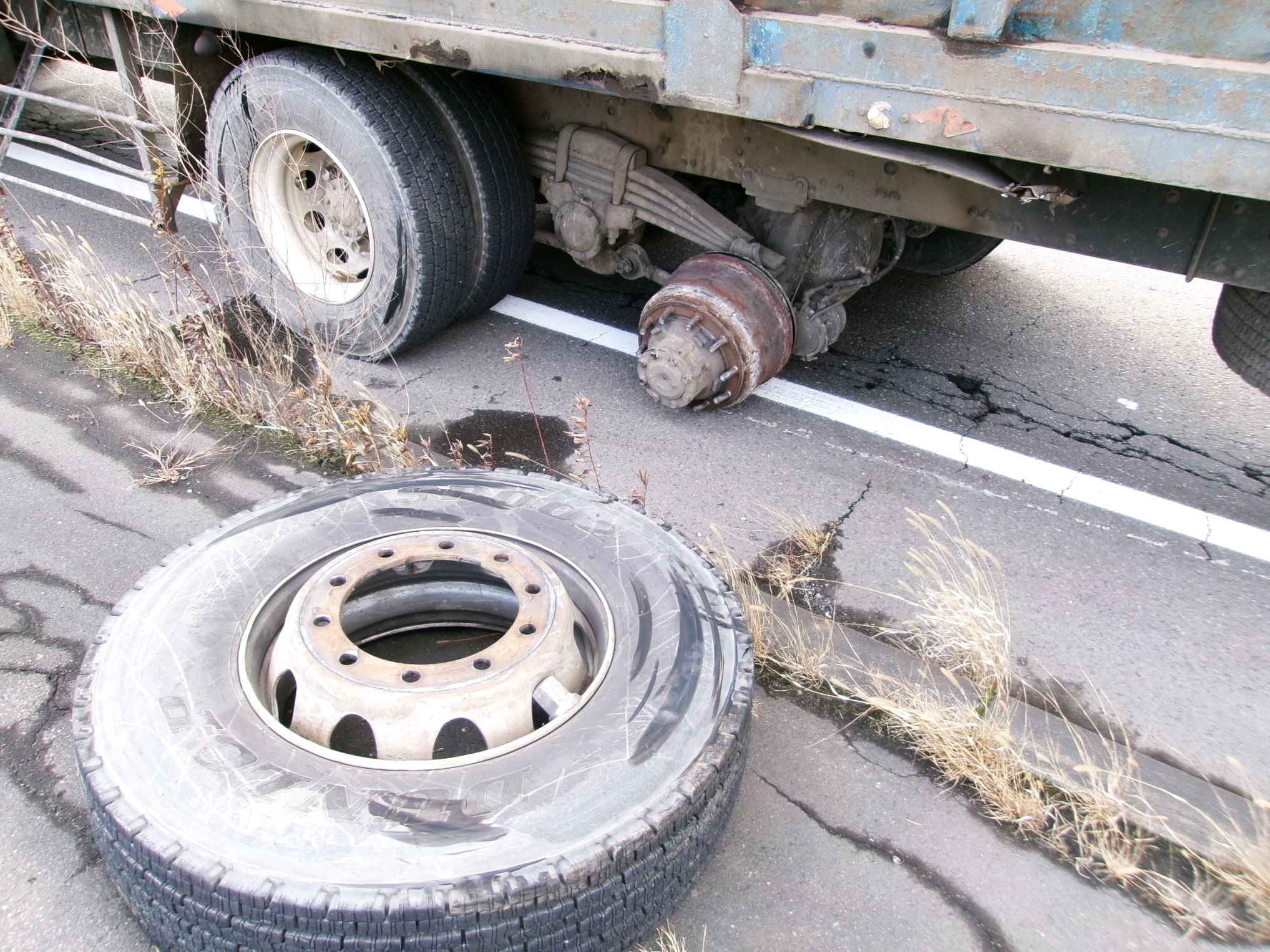 脱落したタイヤ(提供:道警)