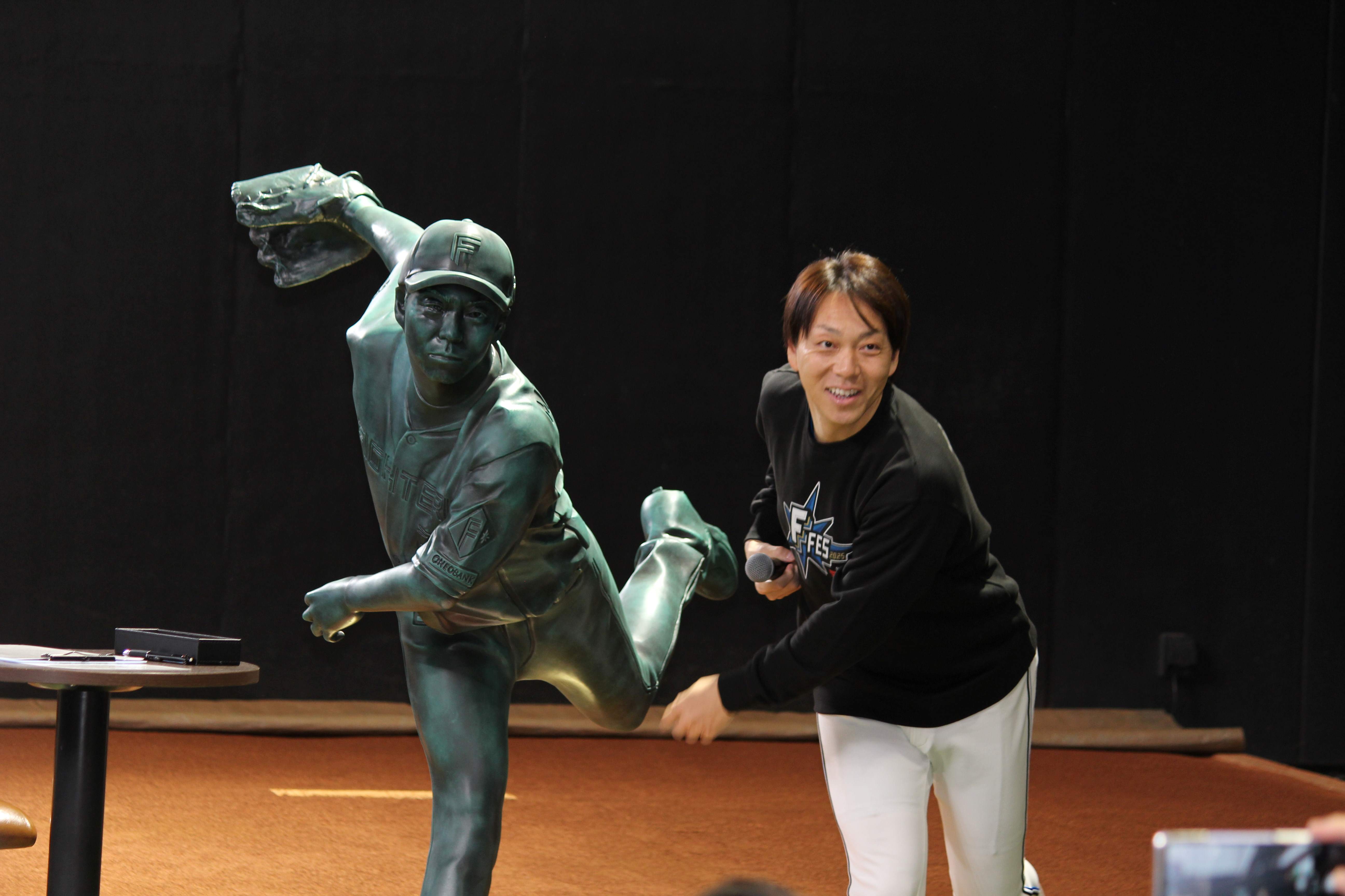 【ファイターズ】宮西尚生投手 900 試合登板達成記念立像お披露目！同期・村田和哉氏が語る優しい「素顔」