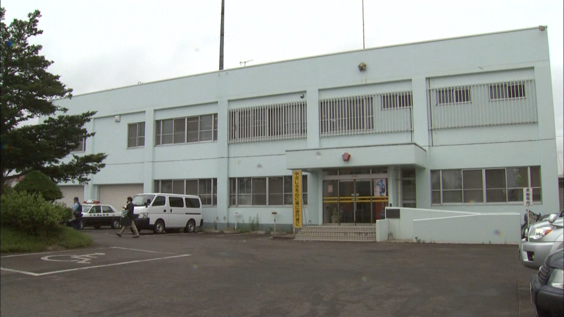 タイヤ脱落事故に注意を呼び掛けている北海道警美幌署