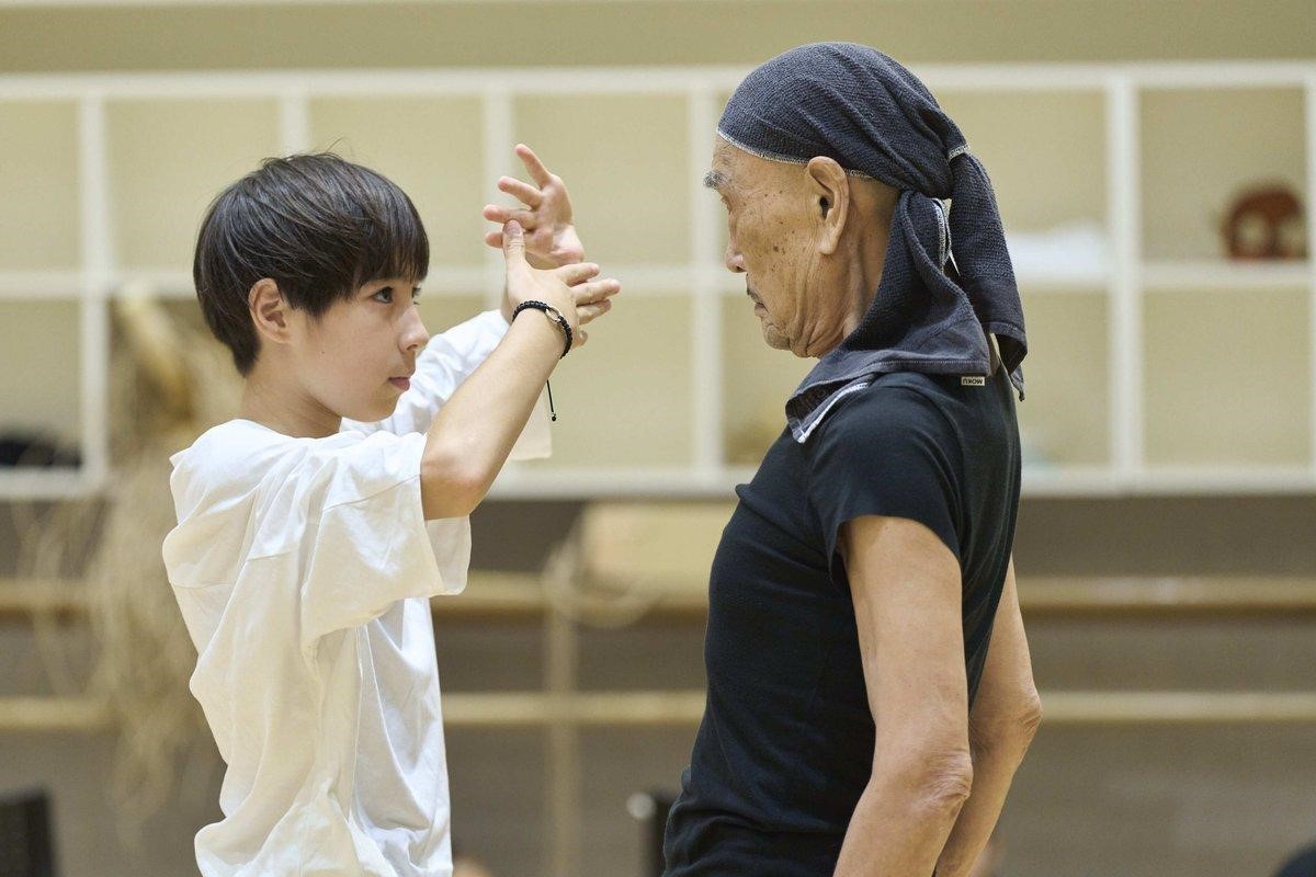 にらみ合う約70歳差の尾上眞秀さんと麿さん=写真:渡邉 肇