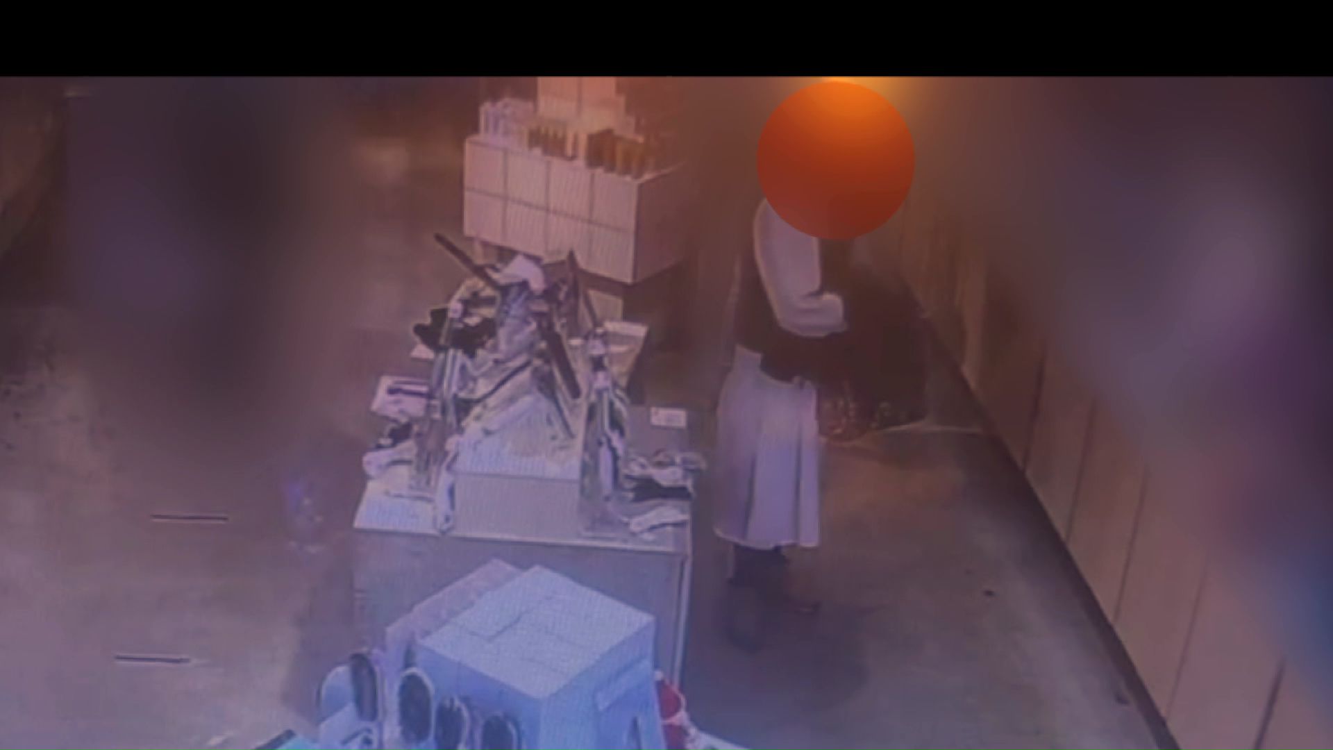 手に持った商品を上着に隠す（提供：ＳＥＡＭ 札幌店）