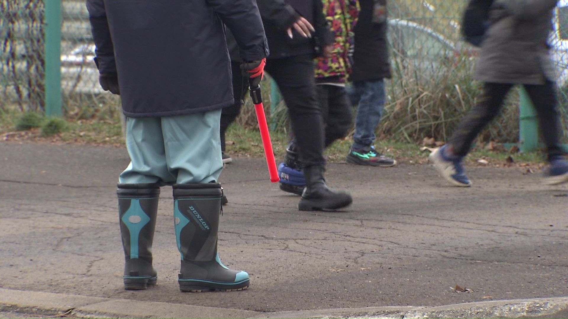 付近の小学校では集団下校が行われた