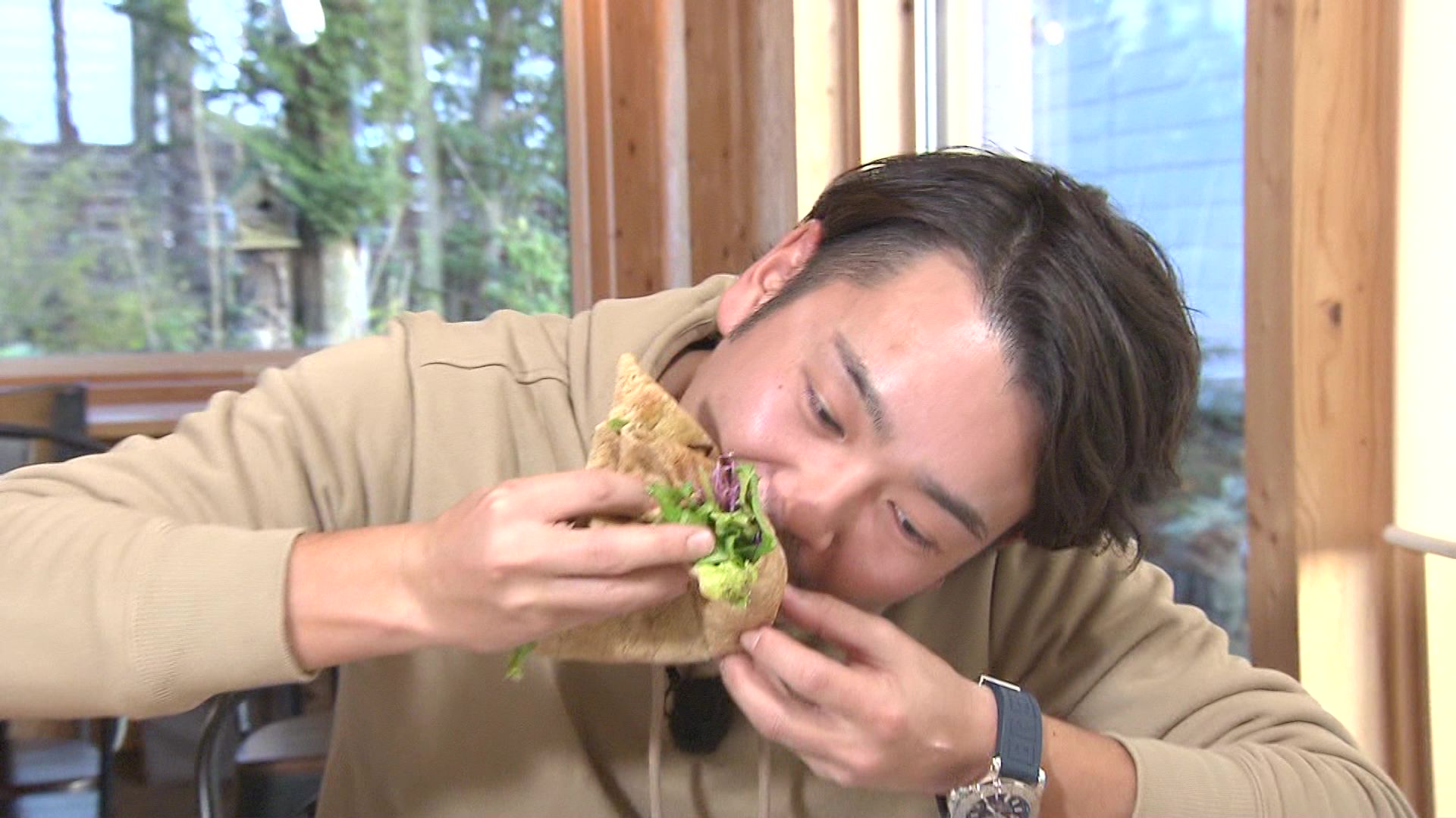 自由な食べ方で良いガレット…金山さんは豪快に!