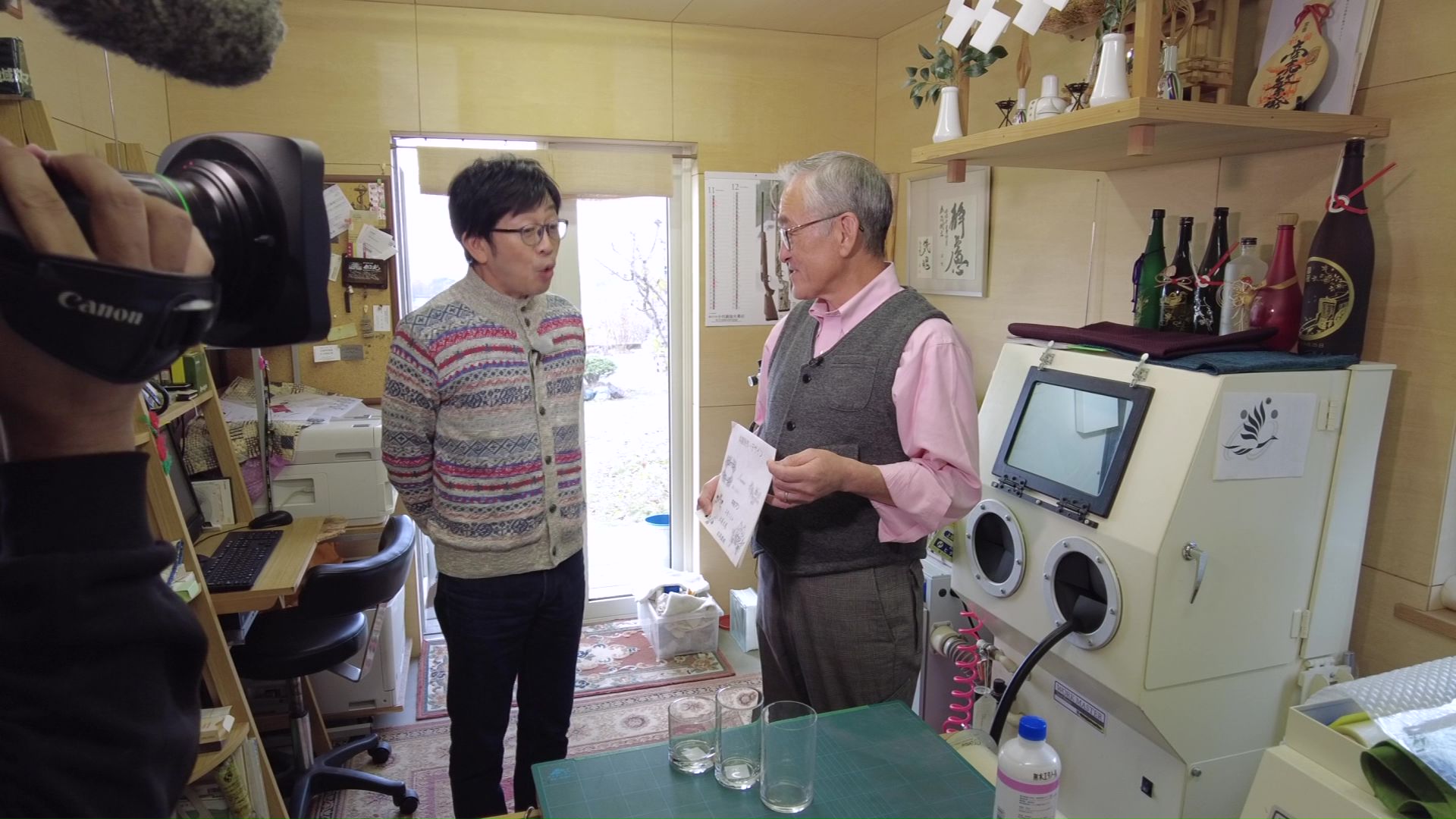 カフェにある工房でグラス彫刻体験ができる