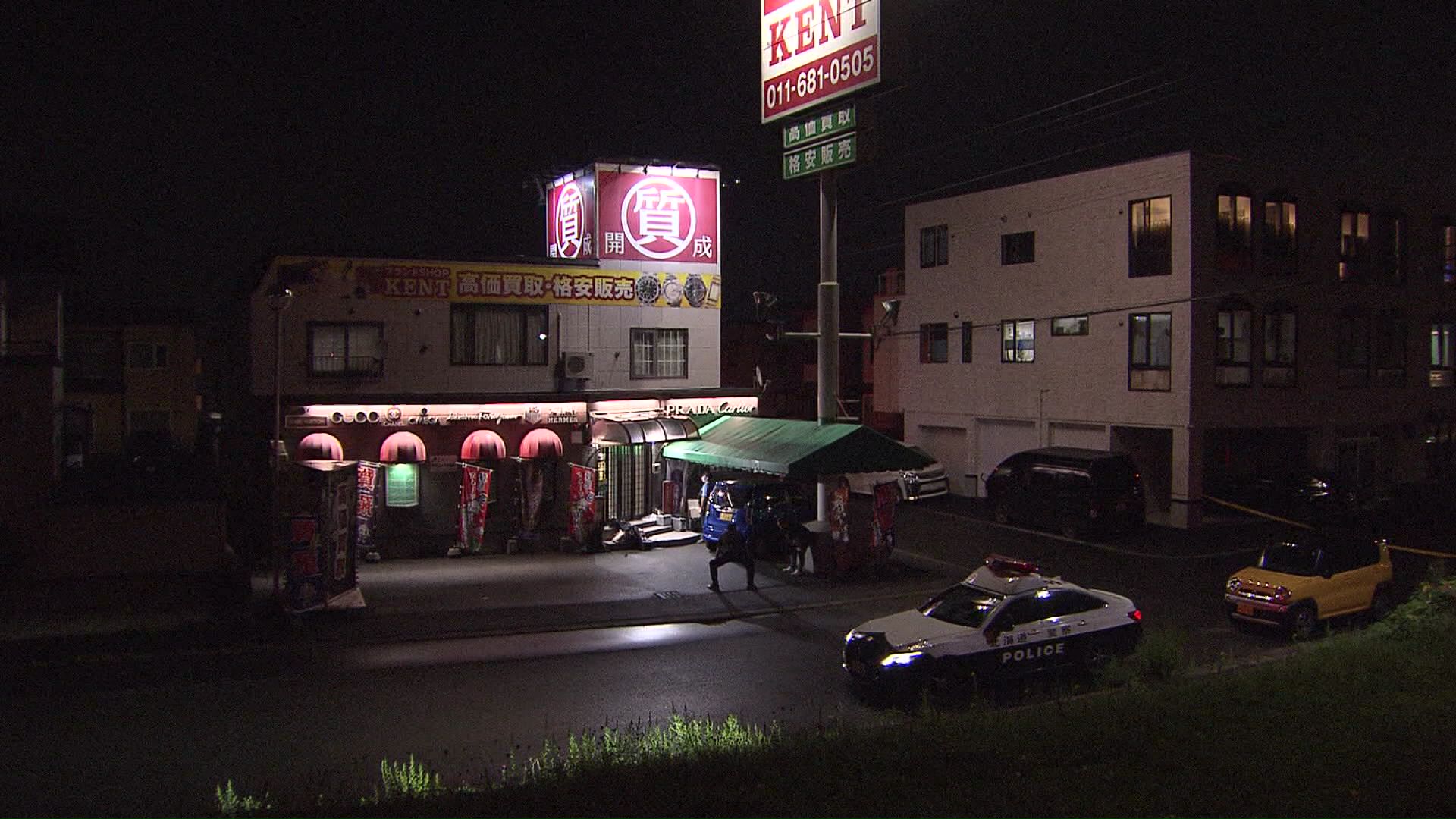 すでに逮捕されている4人の男と共謀か(画像：事件現場のブランドショップ）