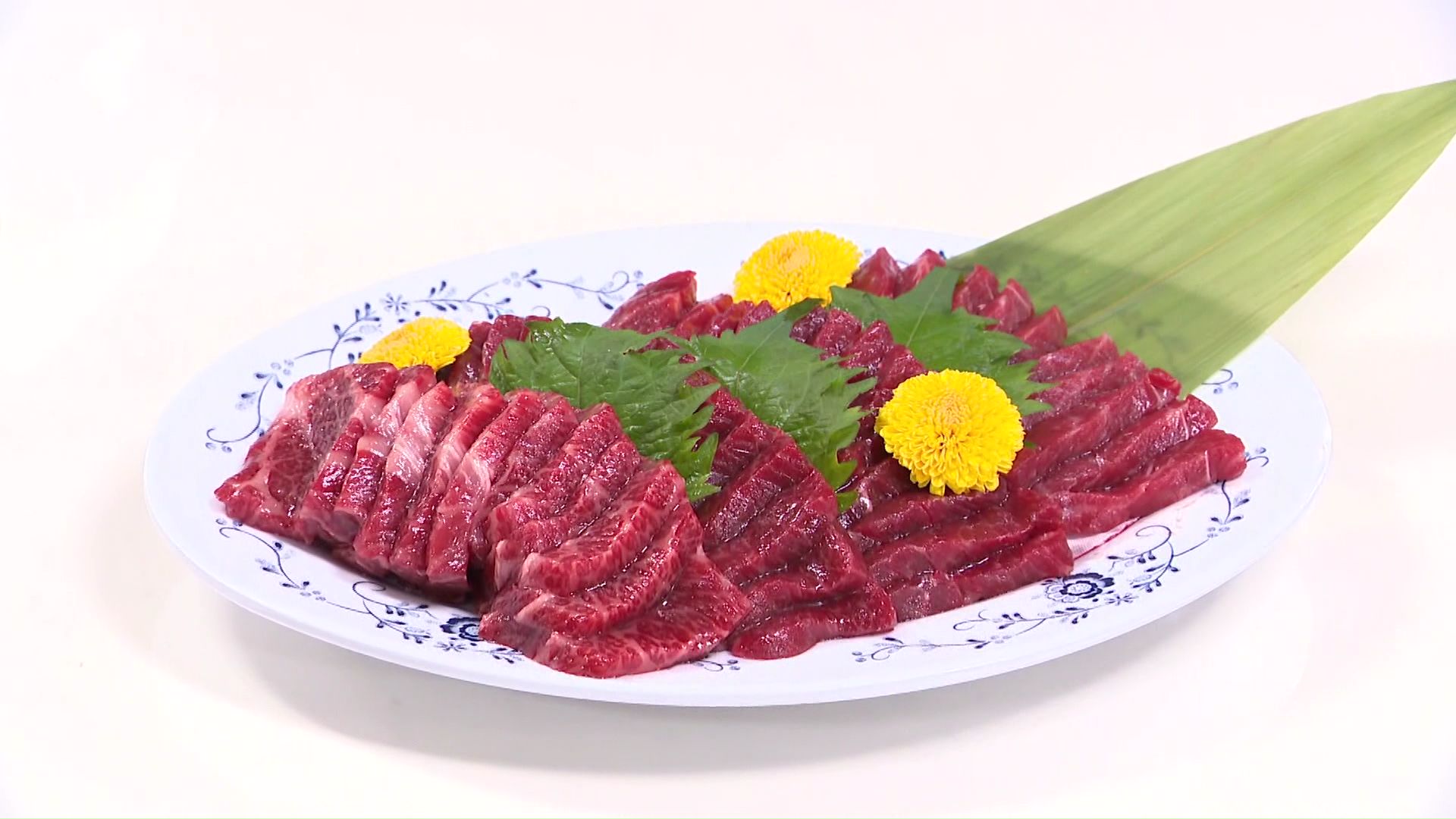 捕獲したナガスクジラを生のまま札幌の市場に出荷