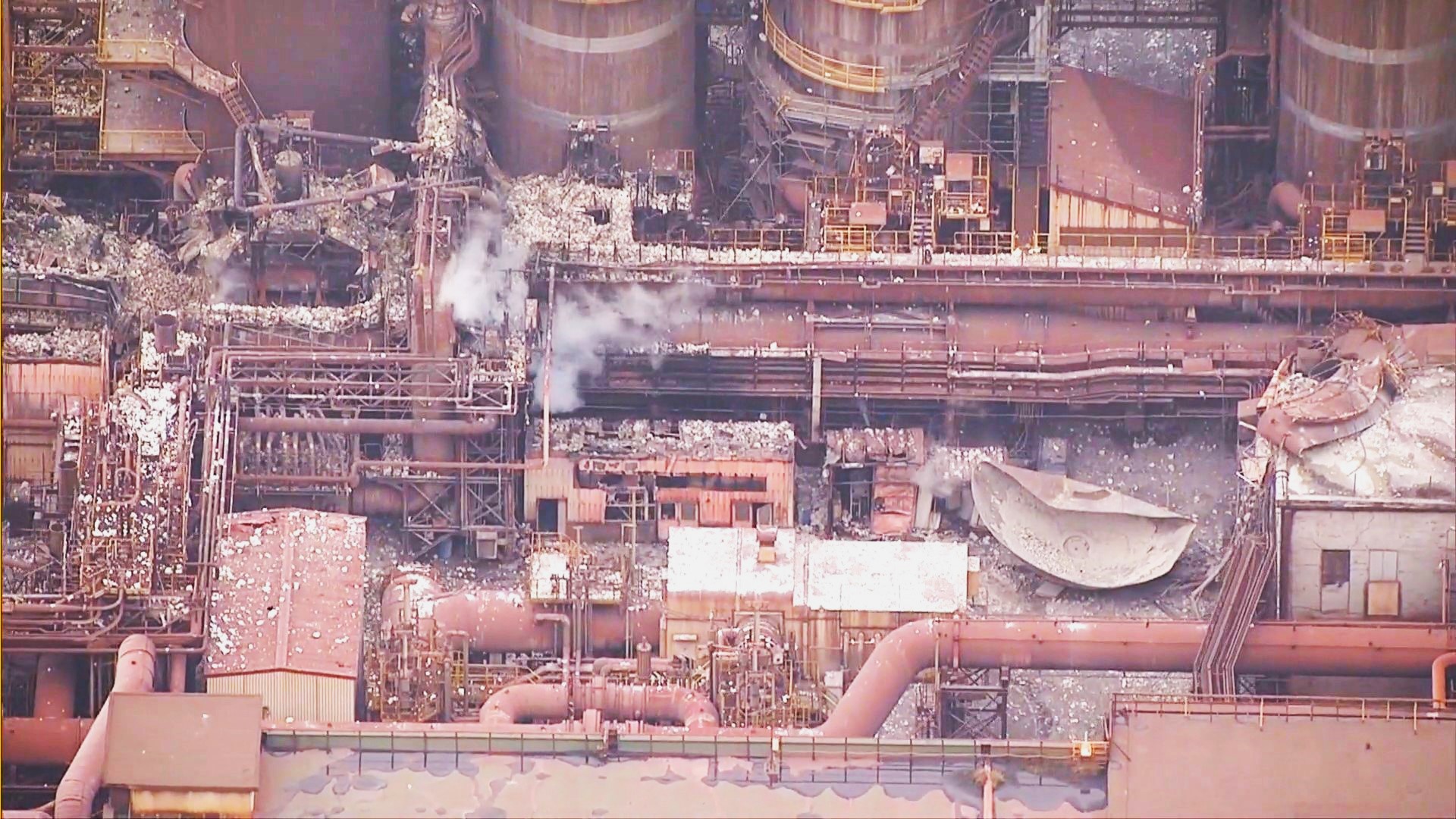 吹き飛んだ「熱風炉」の上部が転がっている