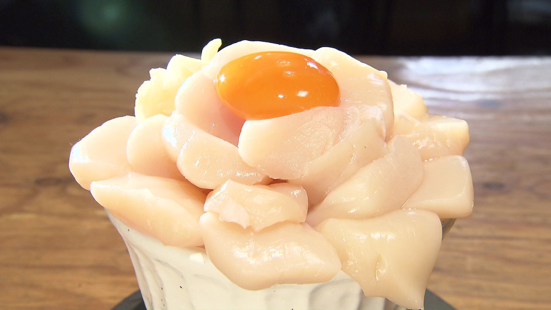 丼に溢れんばかりに盛られた「ホタテ」