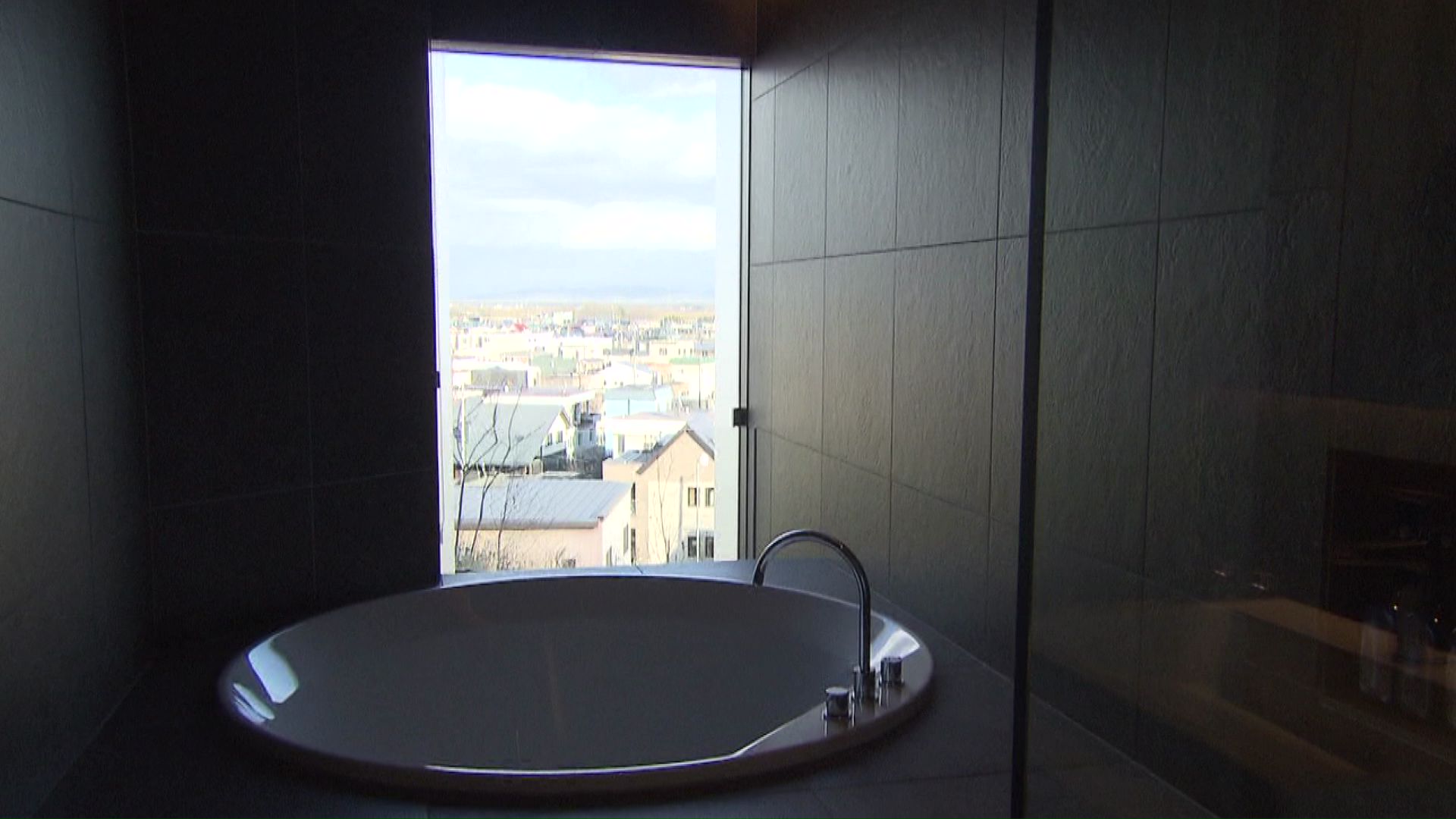 ホテル「北広島ネバーエンドレオ」はどの部屋からも夕張山地が見渡せる