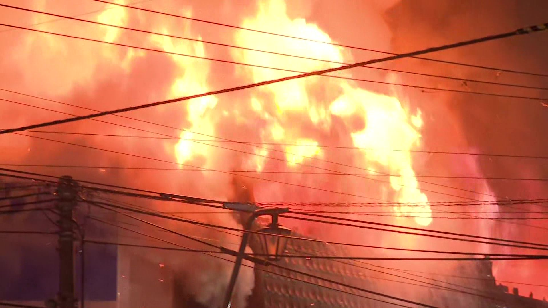 函館市の繁華街で火事