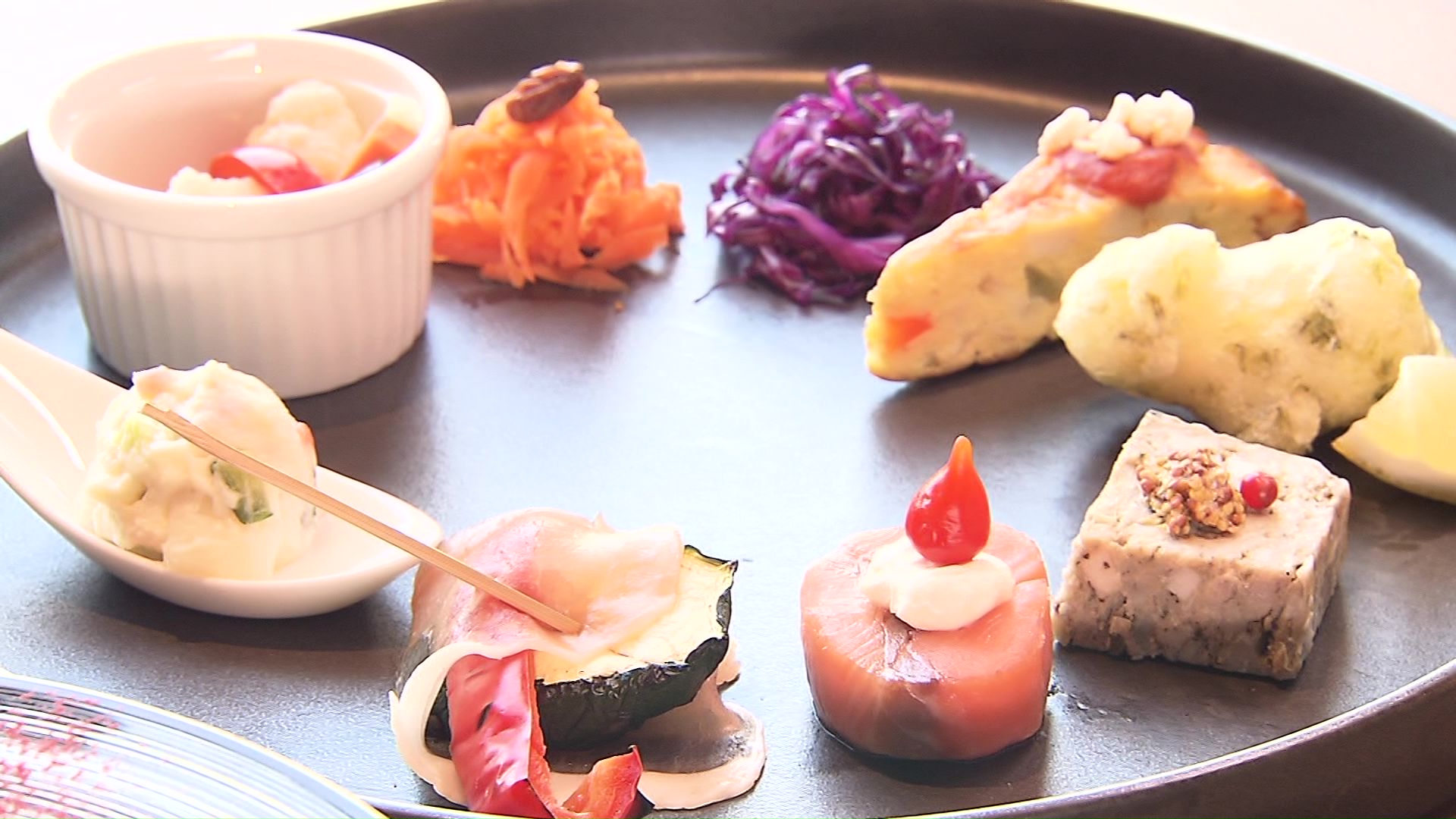 平日のランチは前菜を好きなだけ選べる