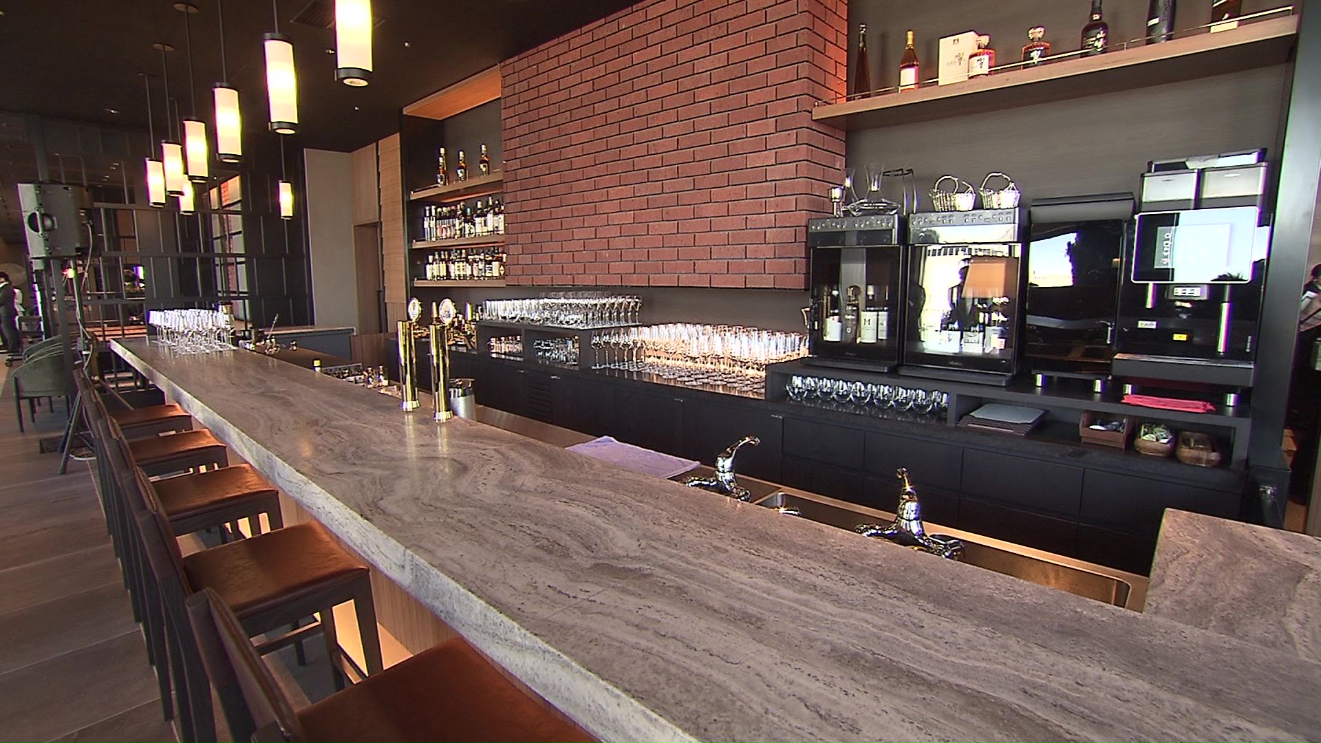 10階には木のぬくもりに包まれたレストラン