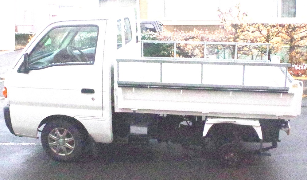 タイヤが外れた軽トラック(提供:北海道警)