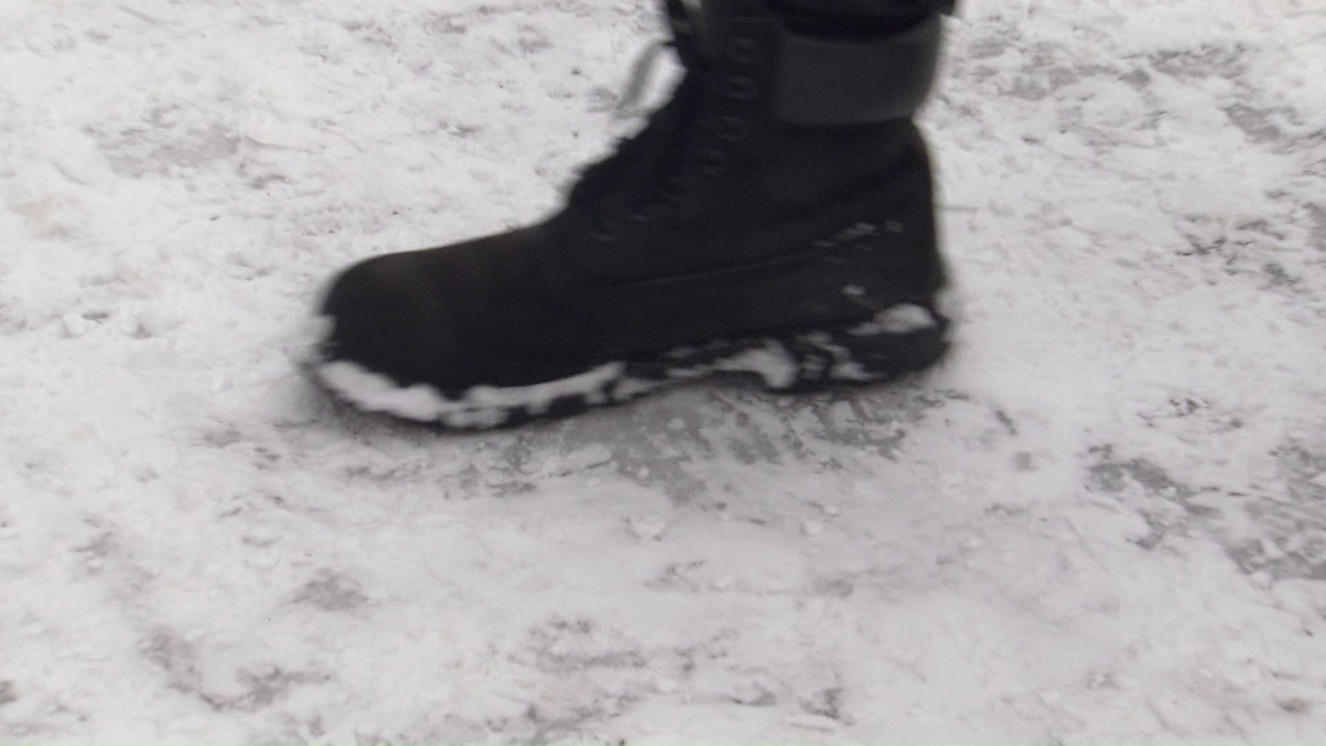 雪の下はツルツル…