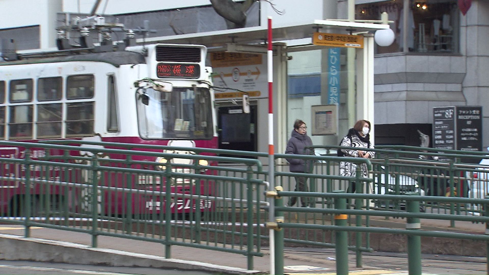 市電の駅からの歩行者にも要注意
