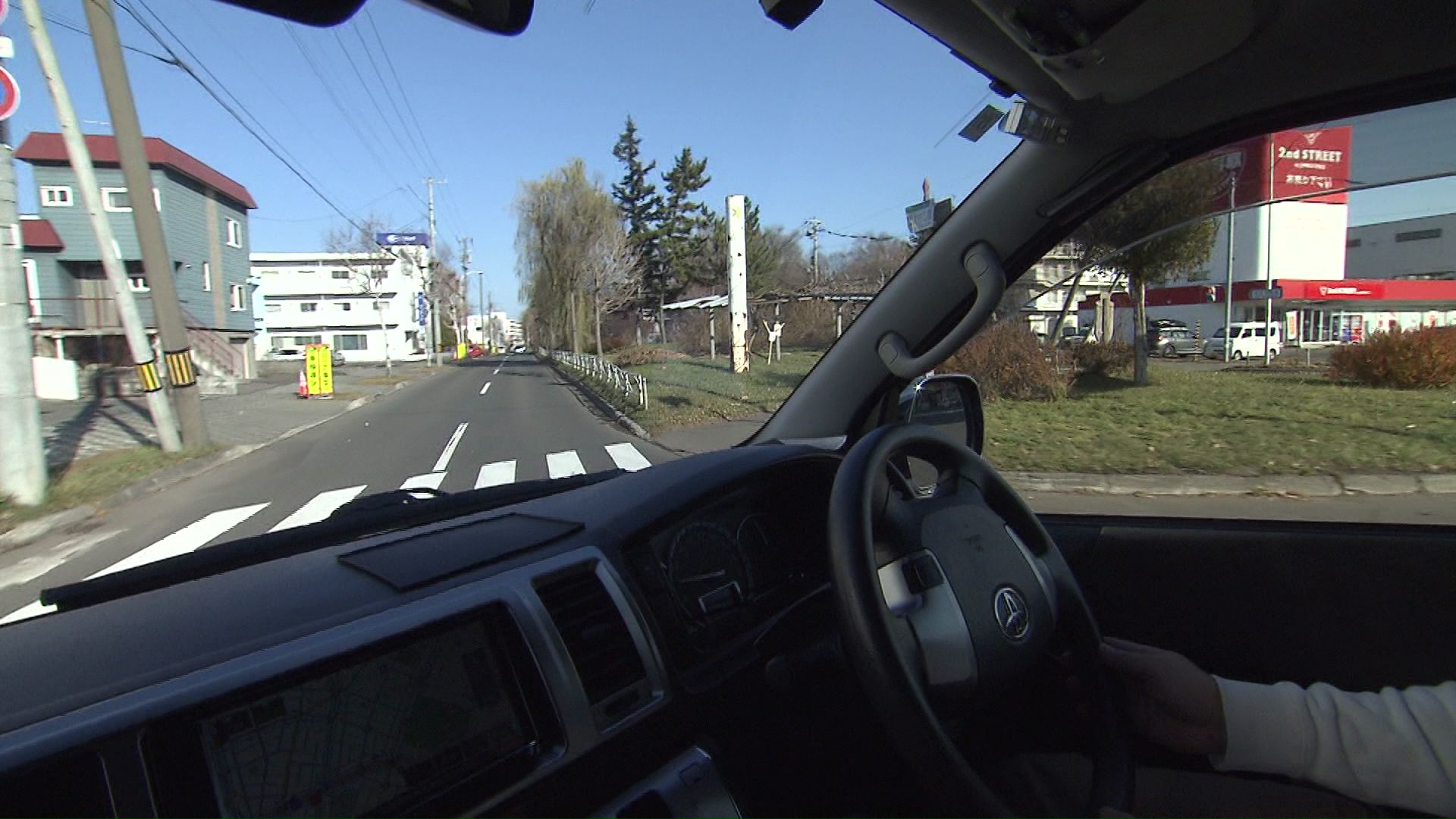 中央分離帯の茂みにより歩行者や自転車を見落としやすい