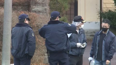 現場の遺留品などを調べる捜査員