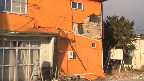 外壁がはがれた家