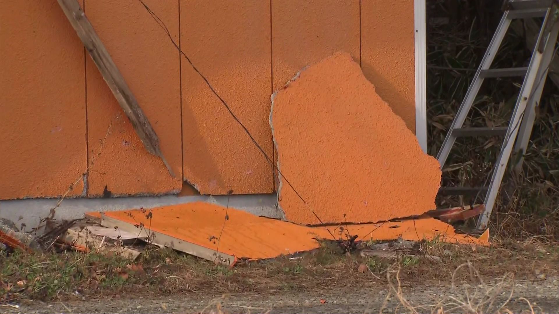 様似町の建物では外壁がはがれ落ちる