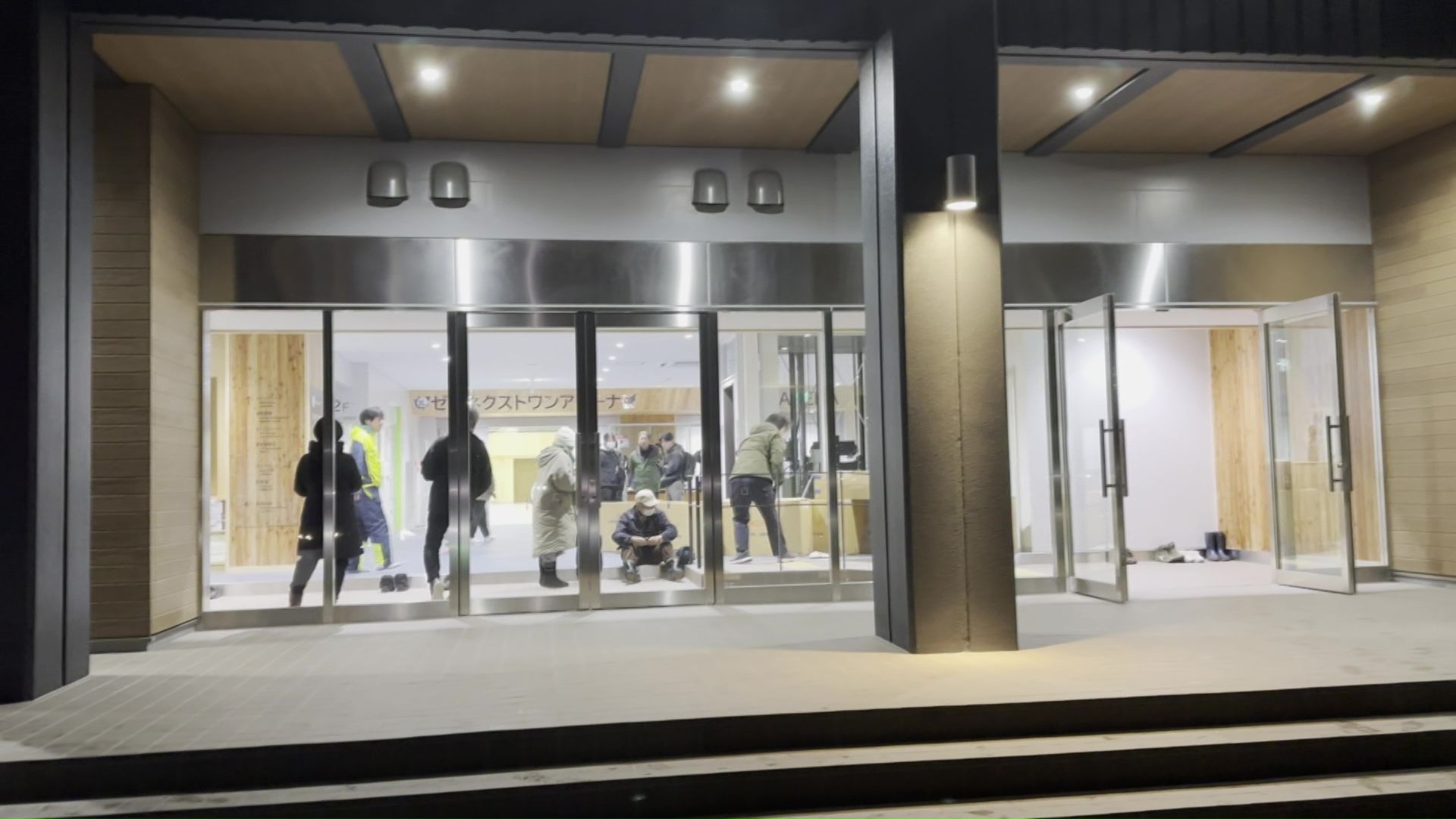 高台のスポーツセンターには最大約270人が押し寄せた