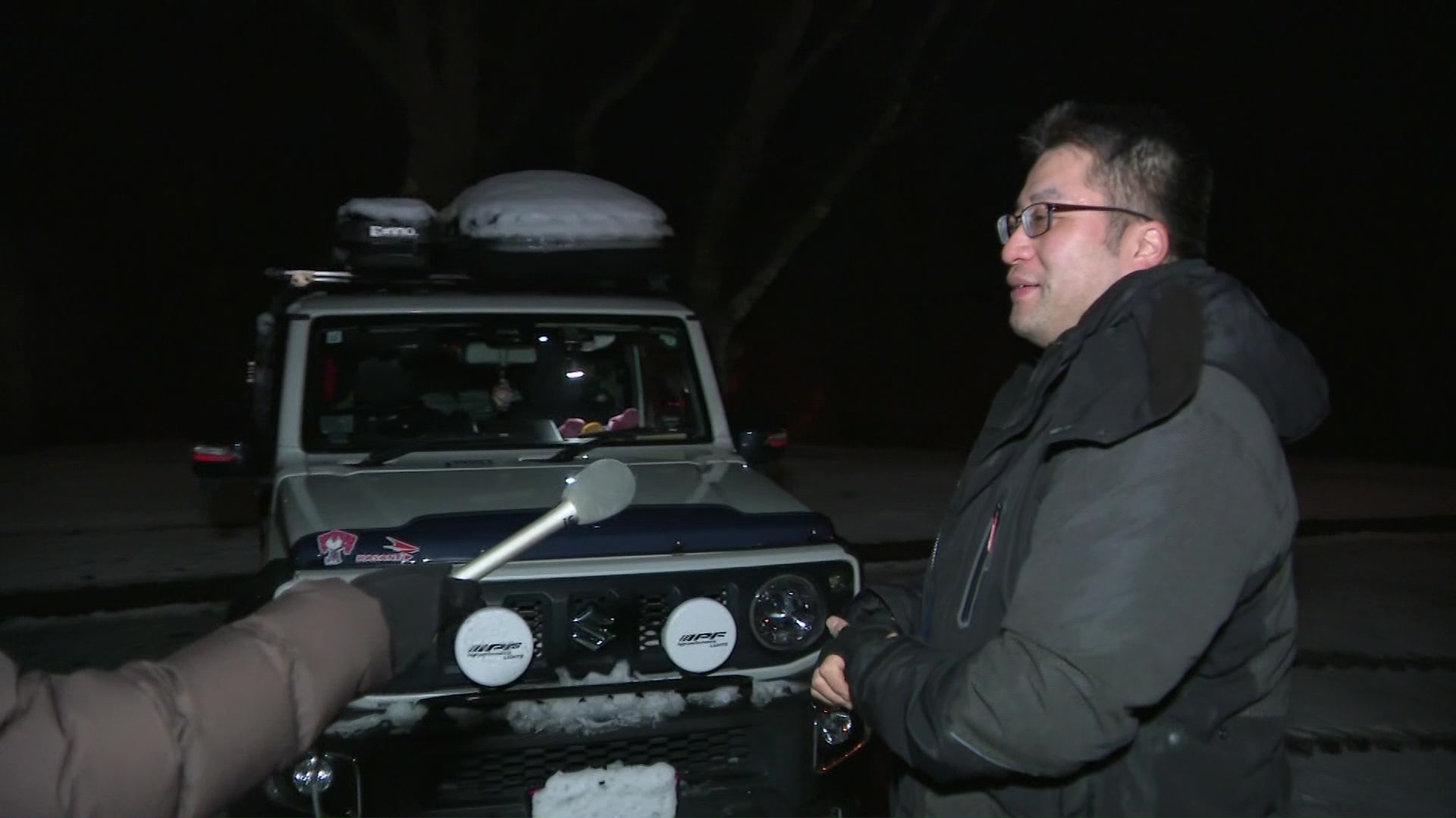 いつでもどこでも寝られるようにして食料や水も積み避難