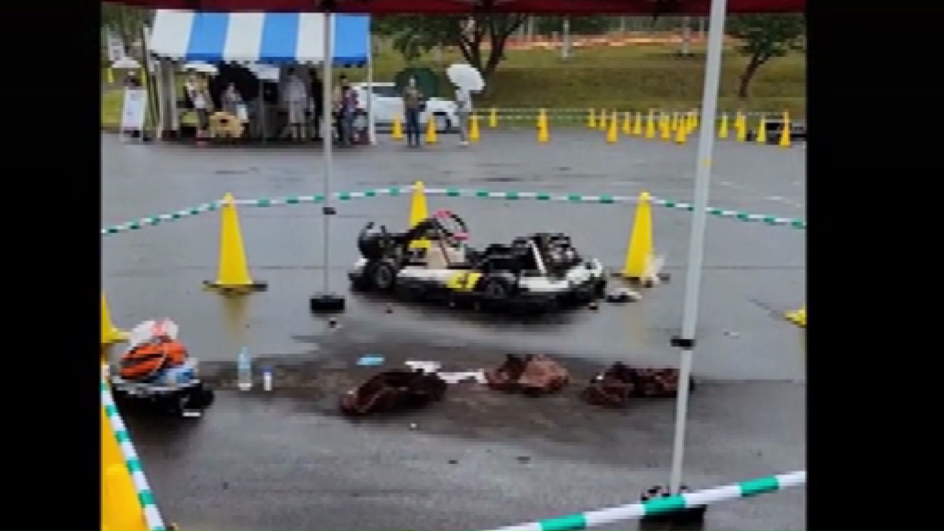 ゴーカートが見物客に突っ込み当時2歳の男の子が死亡した事故（撮影：視聴者）