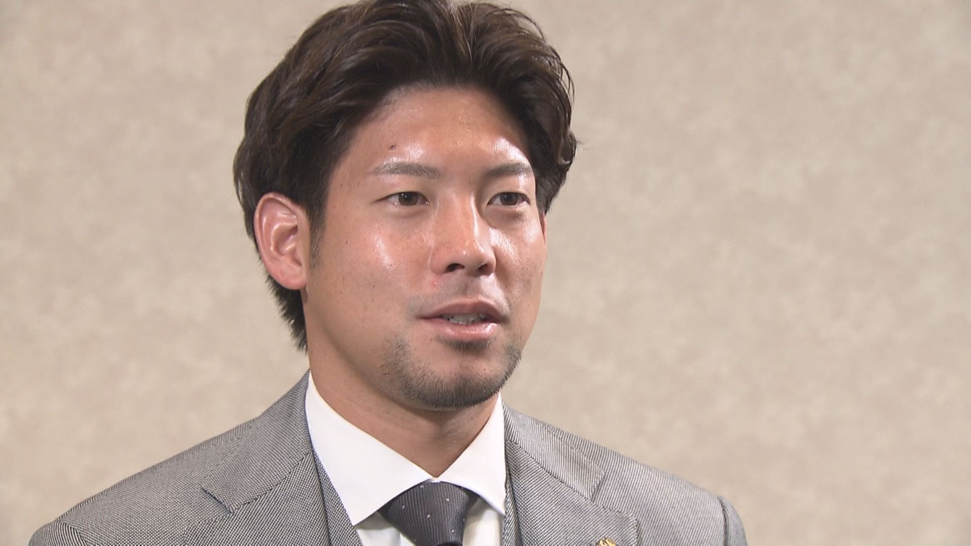 現役引退翌日、UHB「コンサラボ」の独占インタビューに応じた深井一希