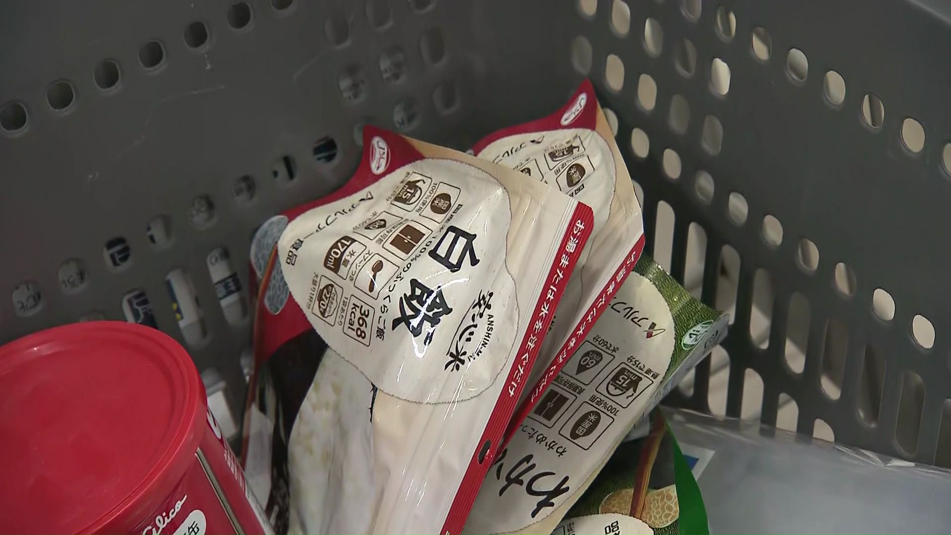 非常食を買いに来た幼児の母親