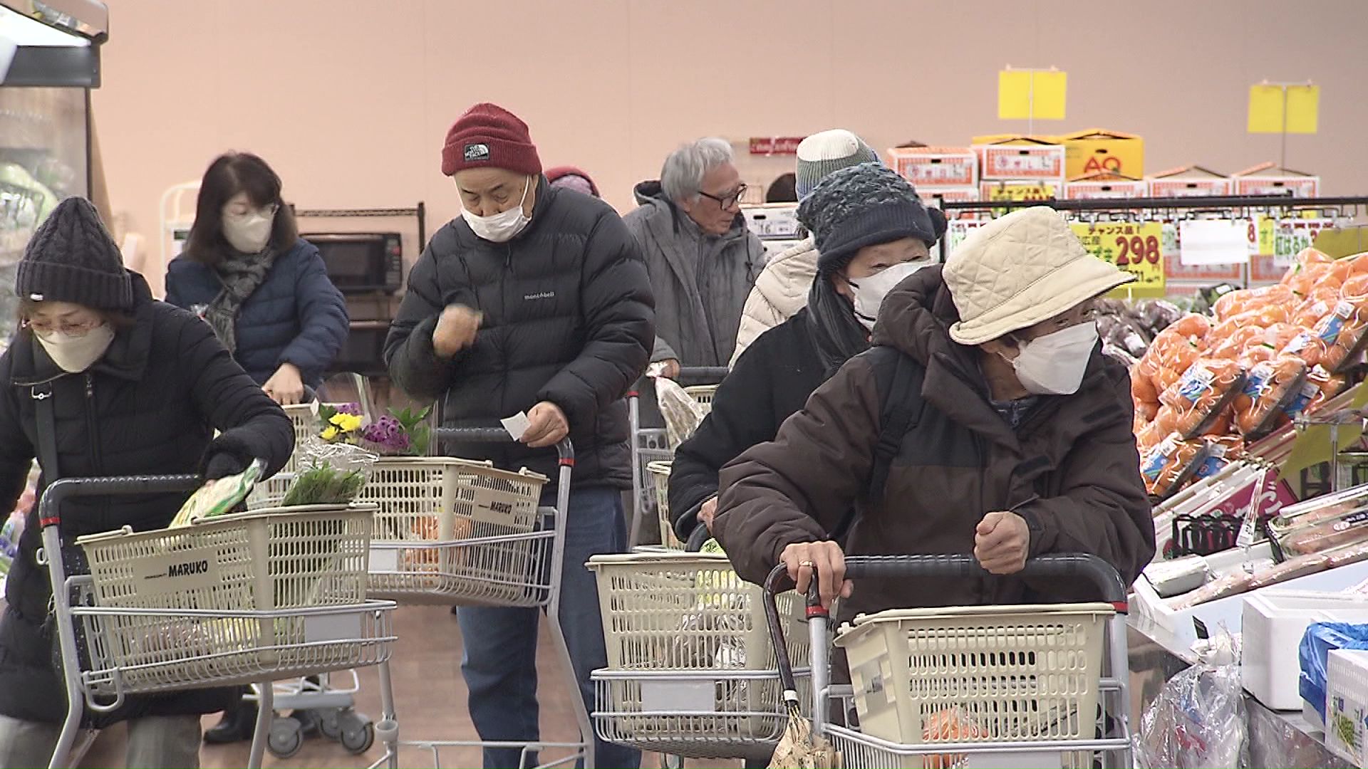 年末に備えて買い物をする客