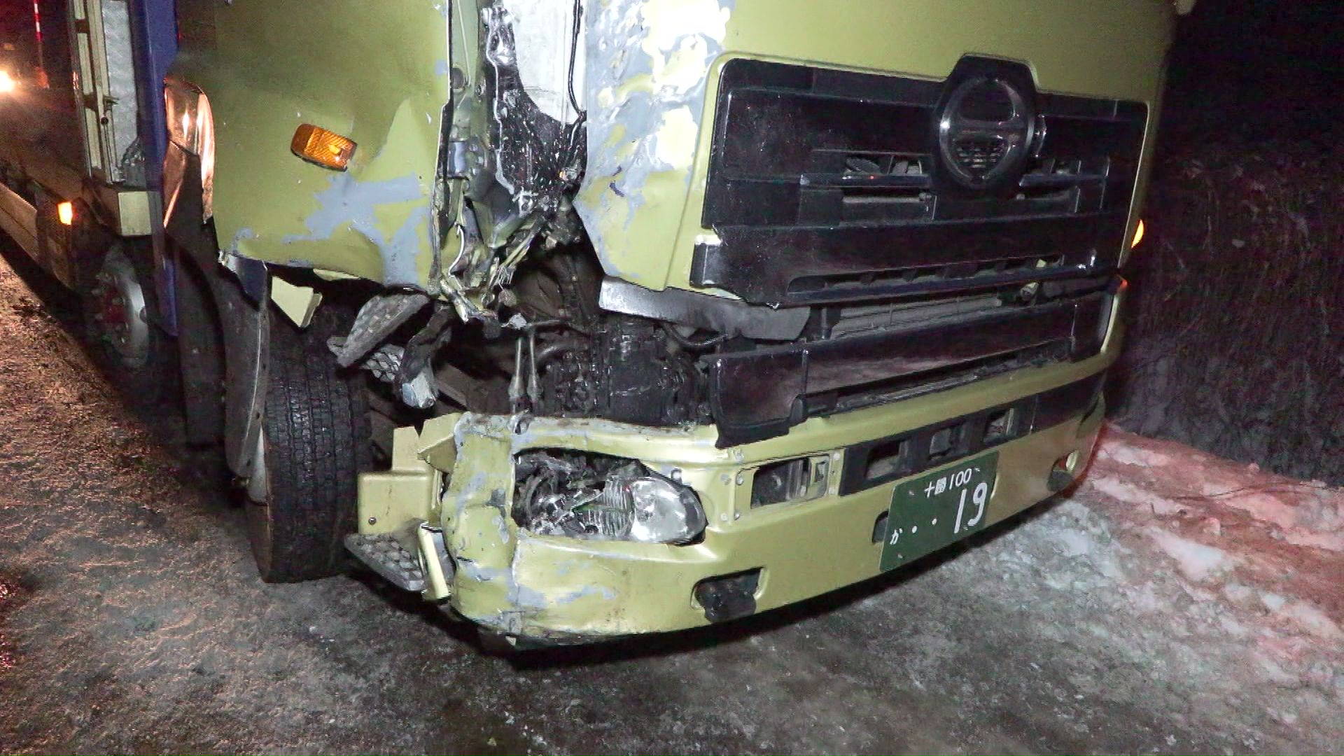 軽自動車と正面衝突した大型トラック