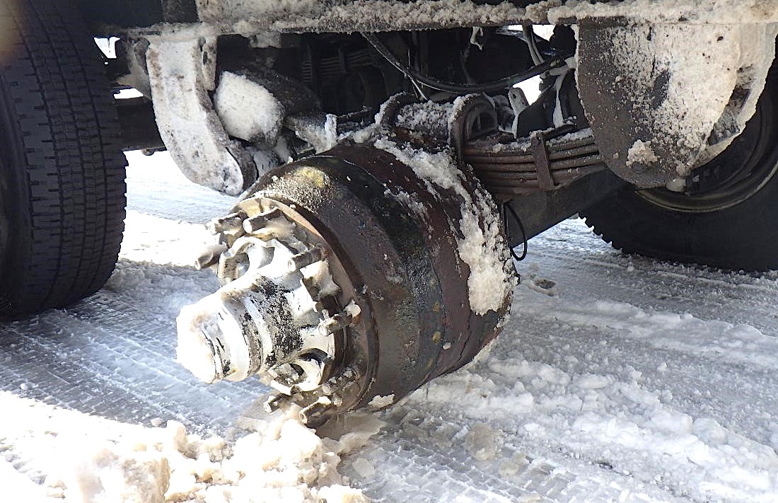 タイヤが脱落したトレーラーの左後輪(提供:北海道警)