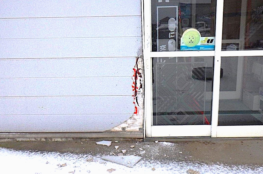 破損した店の壁（提供：北海道警）