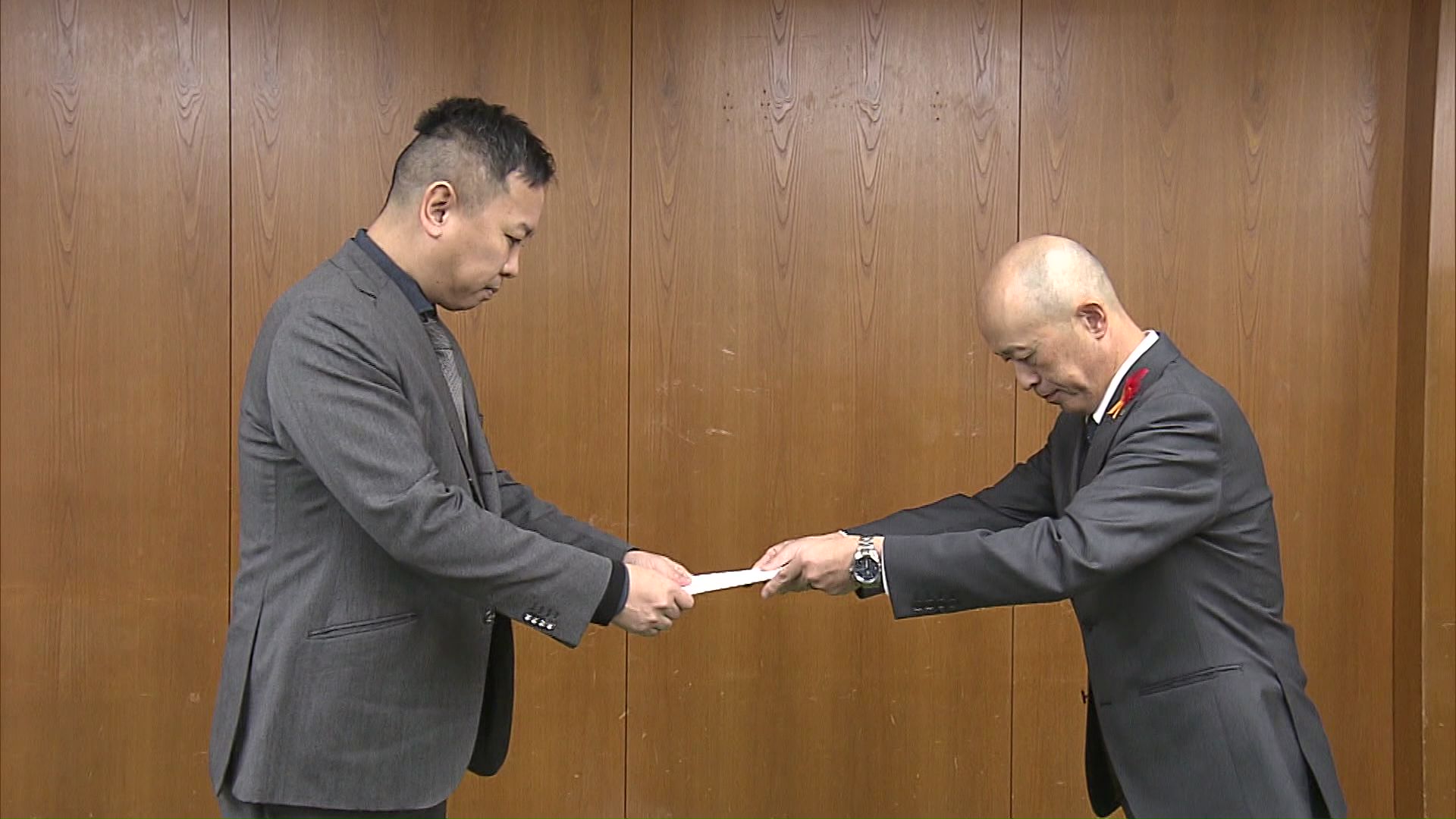 左：松井政憲社長　（11月道庁にて）