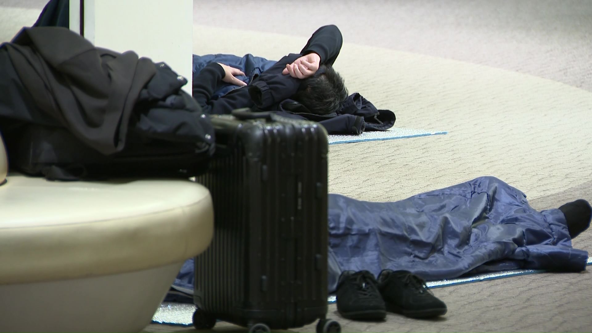 新千歳空港で一夜を明かす人も