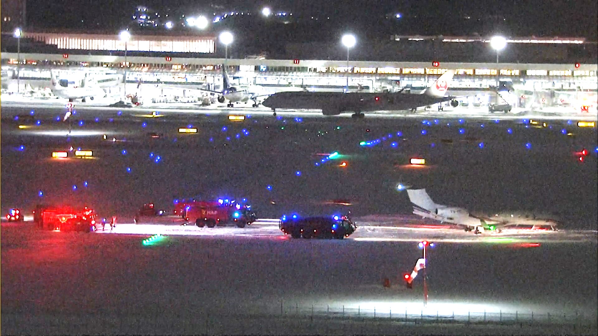  機体の周囲には多数の消防車が出動