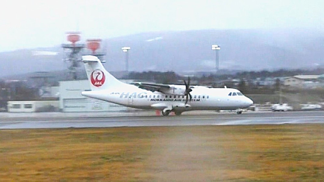 札幌丘珠発プロペラ機が函館空港に