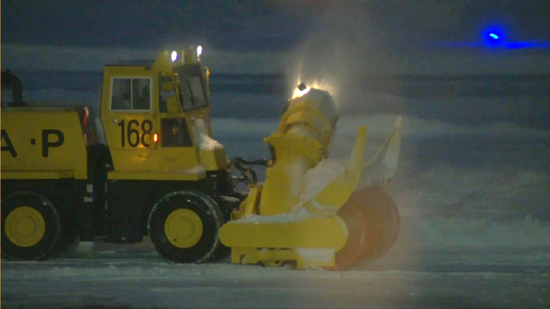 滑走路では除雪作業が続けられた