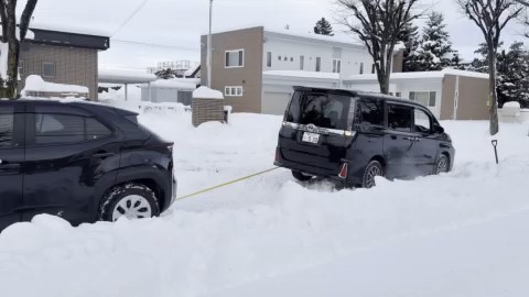 雪で動けなくなった車（帯広市）