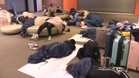新千歳空港で一夜を明かす利用客ら