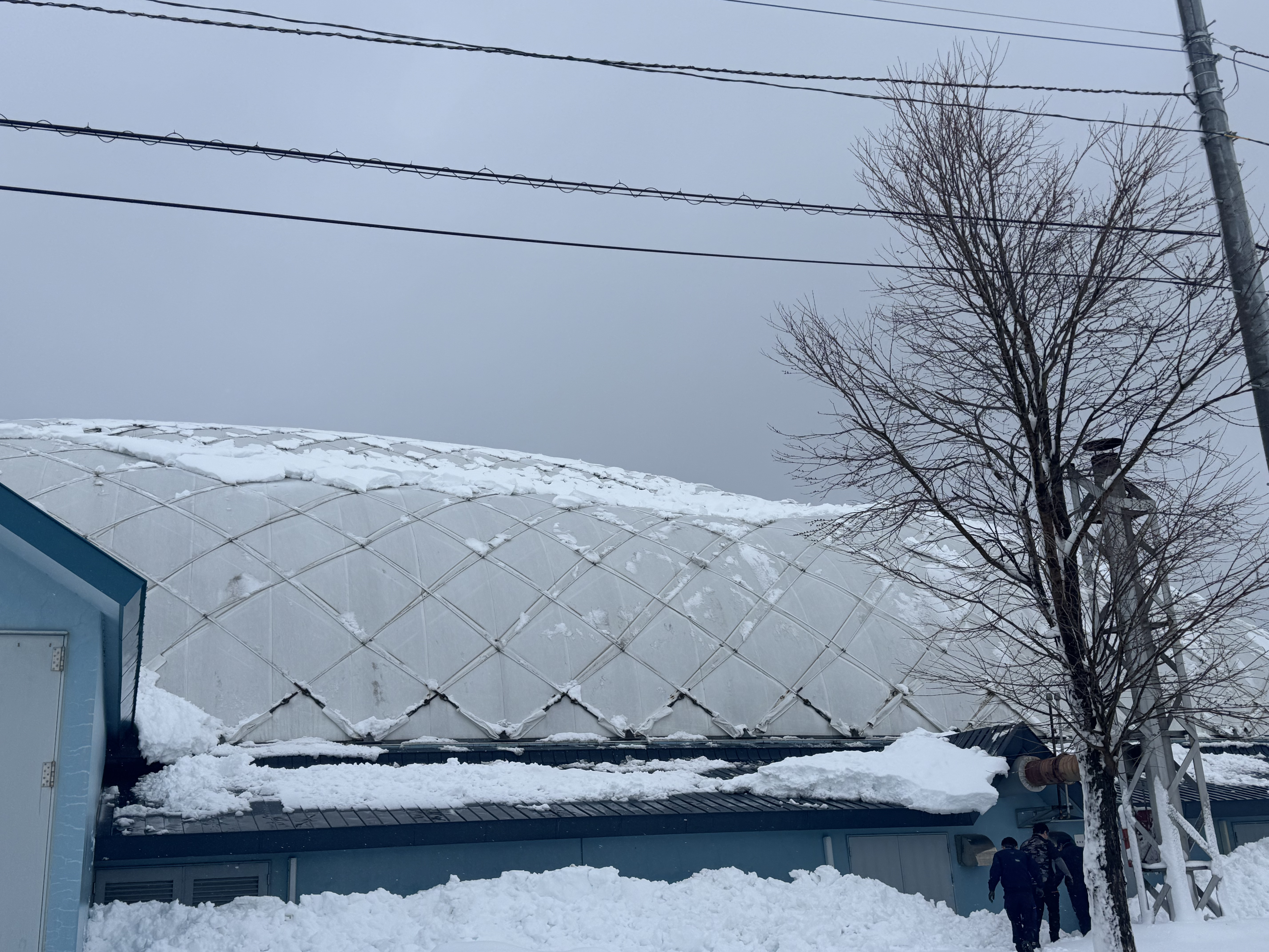 屋根がゆがんだオホーツクドーム（北海道網走市）