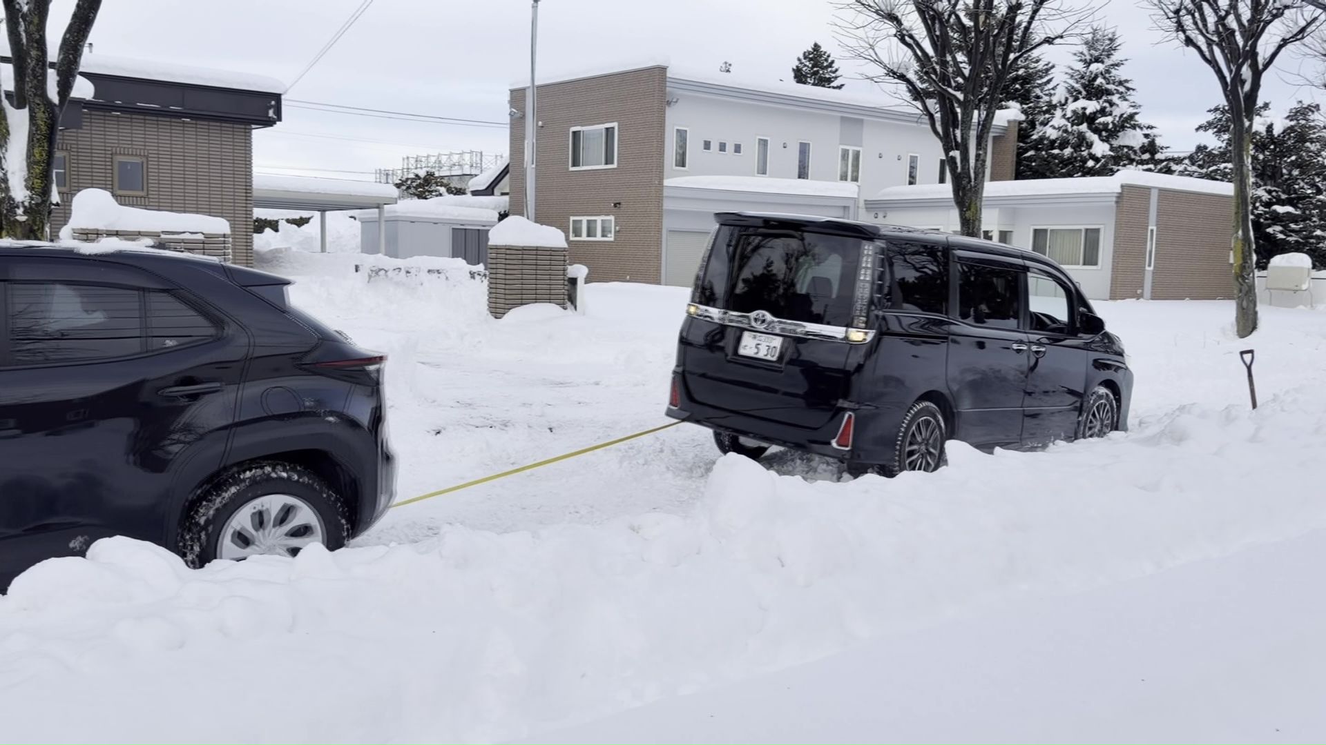 雪でスタックする車も
